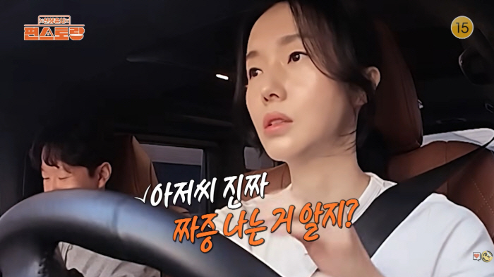 Lee Jung-hyun turns on her left blinker before a right turn as her doctor husband scolds her during driving lessons on the show