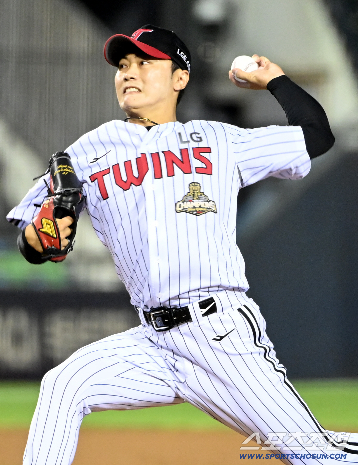 16일 잠실야구장에서 열린 KT와 LG의 경기. LG 김윤식이 역투하고 있다. 잠실=허상욱 기자 wook@sportschosun.com/2026.07.16/