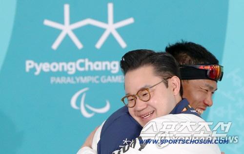 배동현 BDH재단 이사장과 신의현이 금메달 직후 뜨겁게 사나이 포옹을 나누는 모습. 사진=연합뉴스