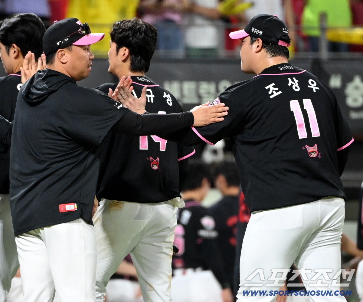 21일 광주KIA챔피언스필드에서 열린 한화와 KIA의 경기. KIA가 7대3으로 승리하며 4연승을 달렸다. 조상우를 맞이하는 이범호 감독의 모습. 광주=허상욱 기자 wook@sportschosun.com/2026.07.21/