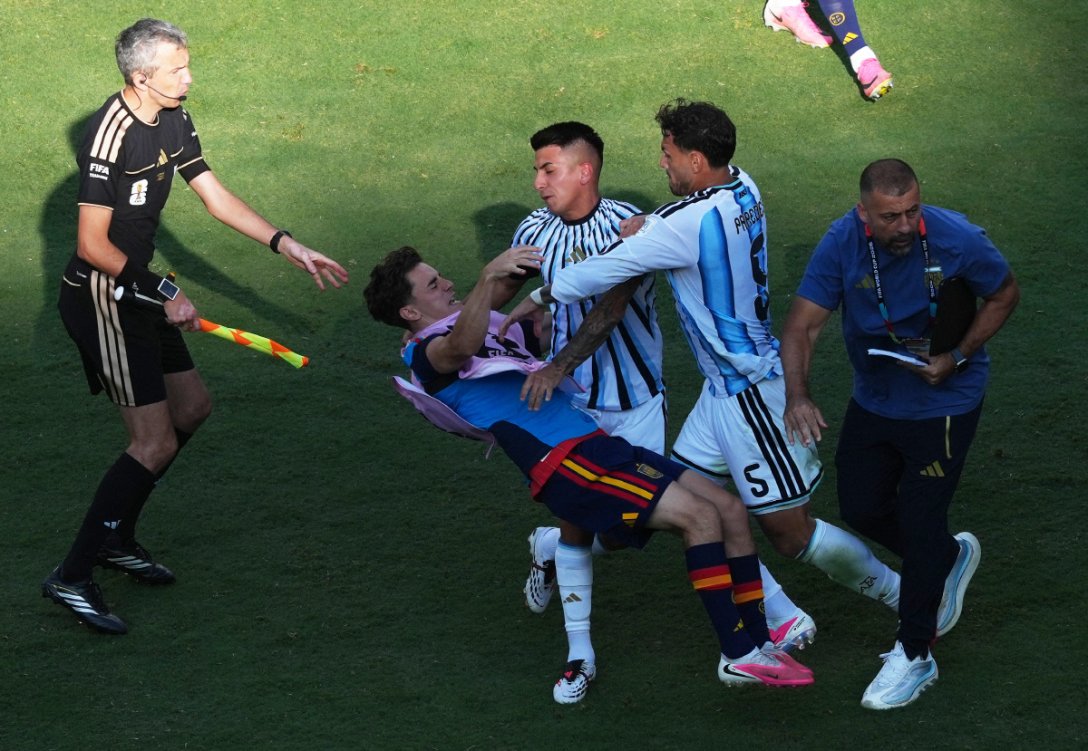 "역겨운 깡패집단" 아르헨 향한 야말의 조롱→FIFA 조사 착수…스페인 우승 퍼레이드 주인공은 파라데스