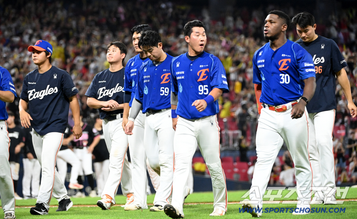21일 광주KIA챔피언스필드에서 열린 한화와 KIA의 경기. KIA가 7대3으로 승리하며 4연승을 달렸다. 4연패에 빠진 한화 선수단이 그라운드를 빠져나가고 있다. 광주=허상욱 기자 wook@sportschosun.com/2026.07.21/