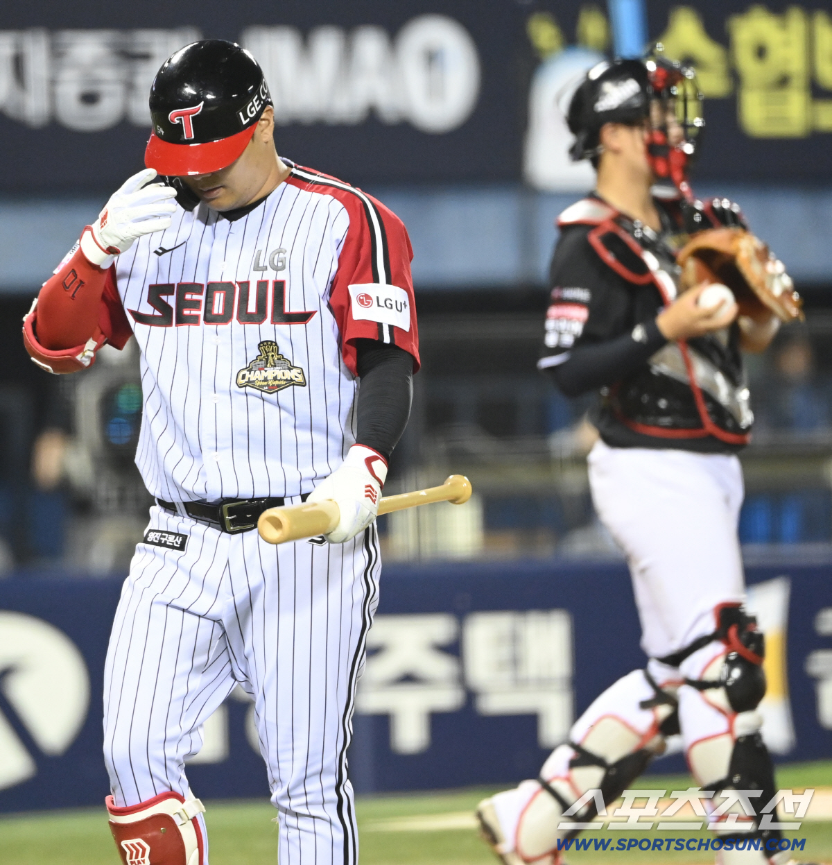 19일 잠실야구장에서 열린 KT와 LG의 경기. 8회말 1사 1,2루 문보경이 삼진을 당하며 아쉬워하고 있다. 잠실=허상욱 기자 wook@sportschosun.com/2026.07.19/