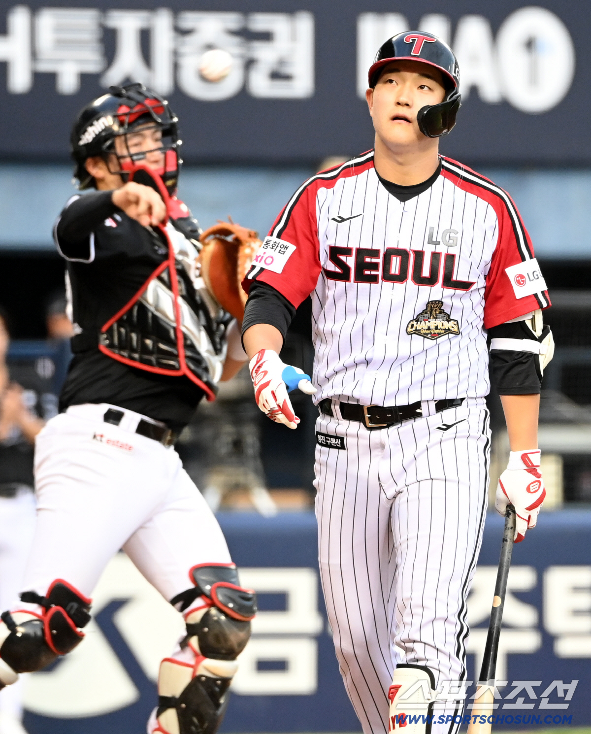 19일 잠실야구장에서 열린 KT와 LG의 경기. 4회말 2사 1,2루 문정빈이 고영표에 삼진을 당하며 아쉬워하고 있다. 잠실=허상욱 기자 wook@sportschosun.com/2026.07.19/