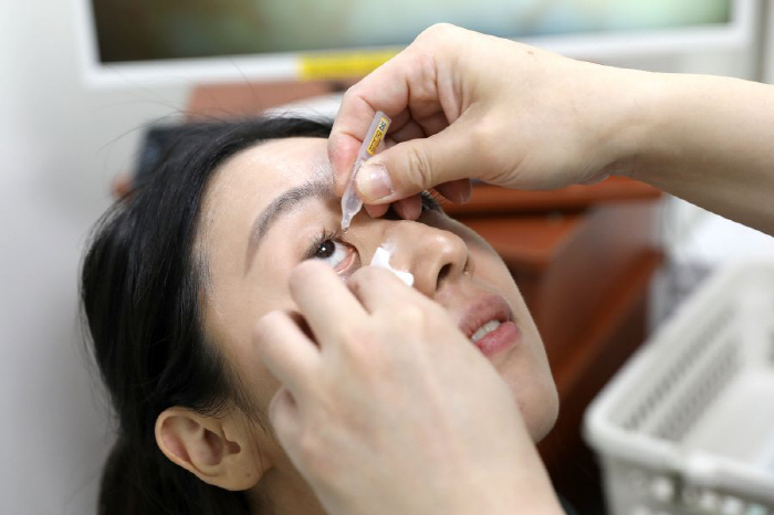 'Dry eyes but more tears?' Beware of the vicious cycle of dry eye syndrome and conjunctivitis in summer