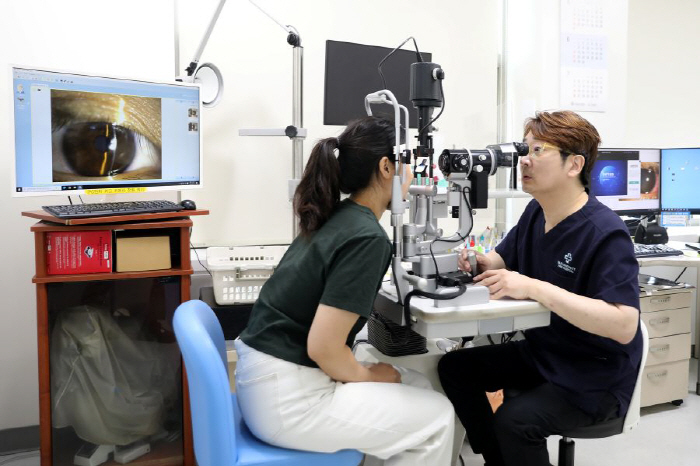 일산백병원 안과 이도형 교수가 안구건조증 환자의 눈 상태를 정밀 검사하며 진료하고 있다.