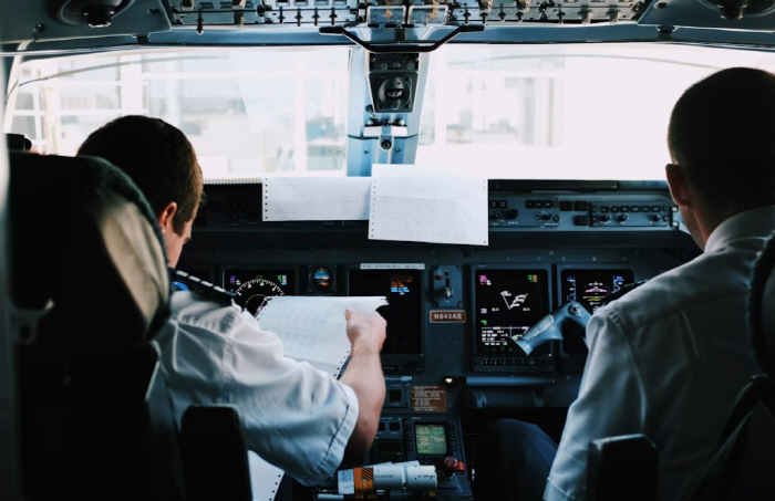 All Three Pilots Fell Ill with Food Poisoning During Flight... What Did They Eat?