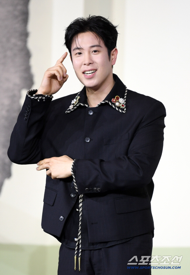 P.O Collides with Passenger Car in Jeju, Suffers Arm and Knee Injuries 'No Threat to Life'