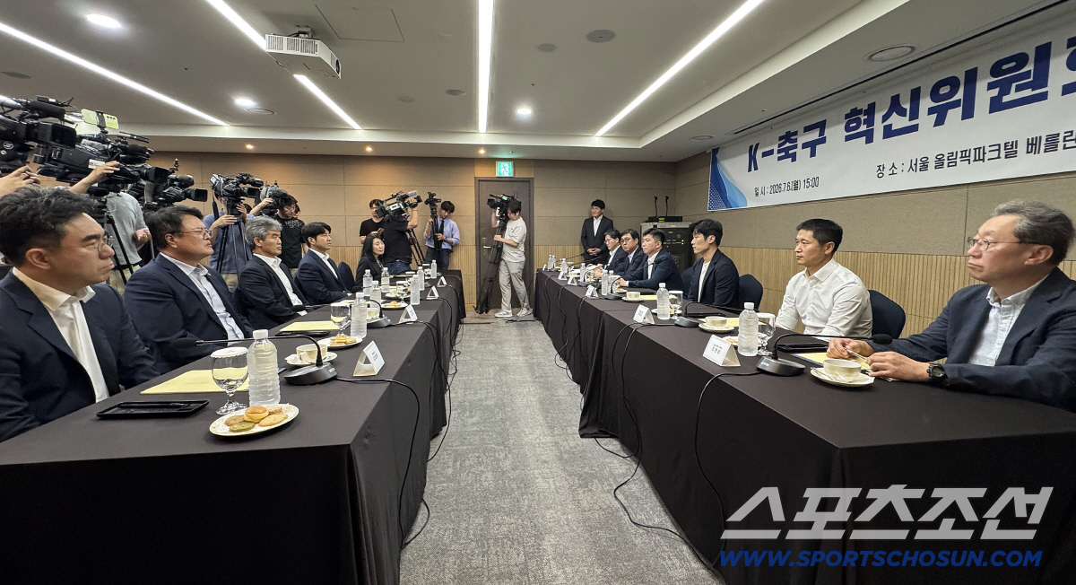6일 오후 서울 송파구 올림픽파크텔 베를린홀에서 'K-축구 혁신위원회' 출범식이 열렸다. 박지성 유승민 공동위원장과 위원들이 회의를 진행하고 있다. 정재근 기자 cjg@sportschosun.com/2026.7.6/