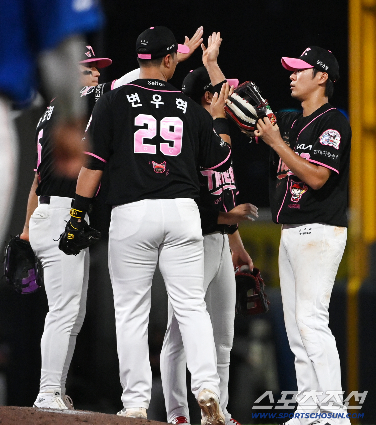 21일 광주KIA챔피언스필드에서 열린 한화와 KIA의 경기. KIA가 7대3으로 승리하며 4연승을 달렸다. 승리의 기쁨을 나누는 KIA 선수들의 모습. 광주=허상욱 기자 wook@sportschosun.com/2026.07.21/