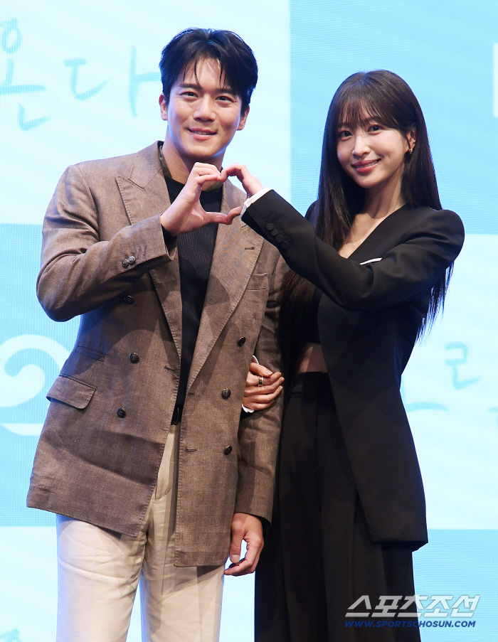 Ha Seok-jin and Ahn Hee-yeon Share a Shining Heart Pose
