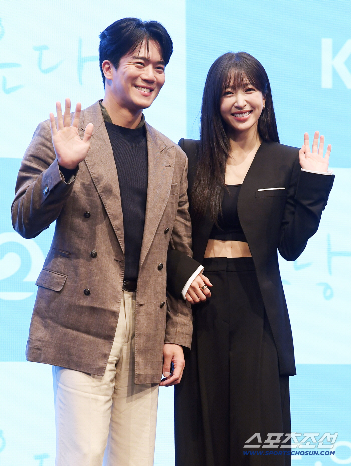 Ha Seok-jin and Ahn Hee-yeon Share a Warm Two-Shot