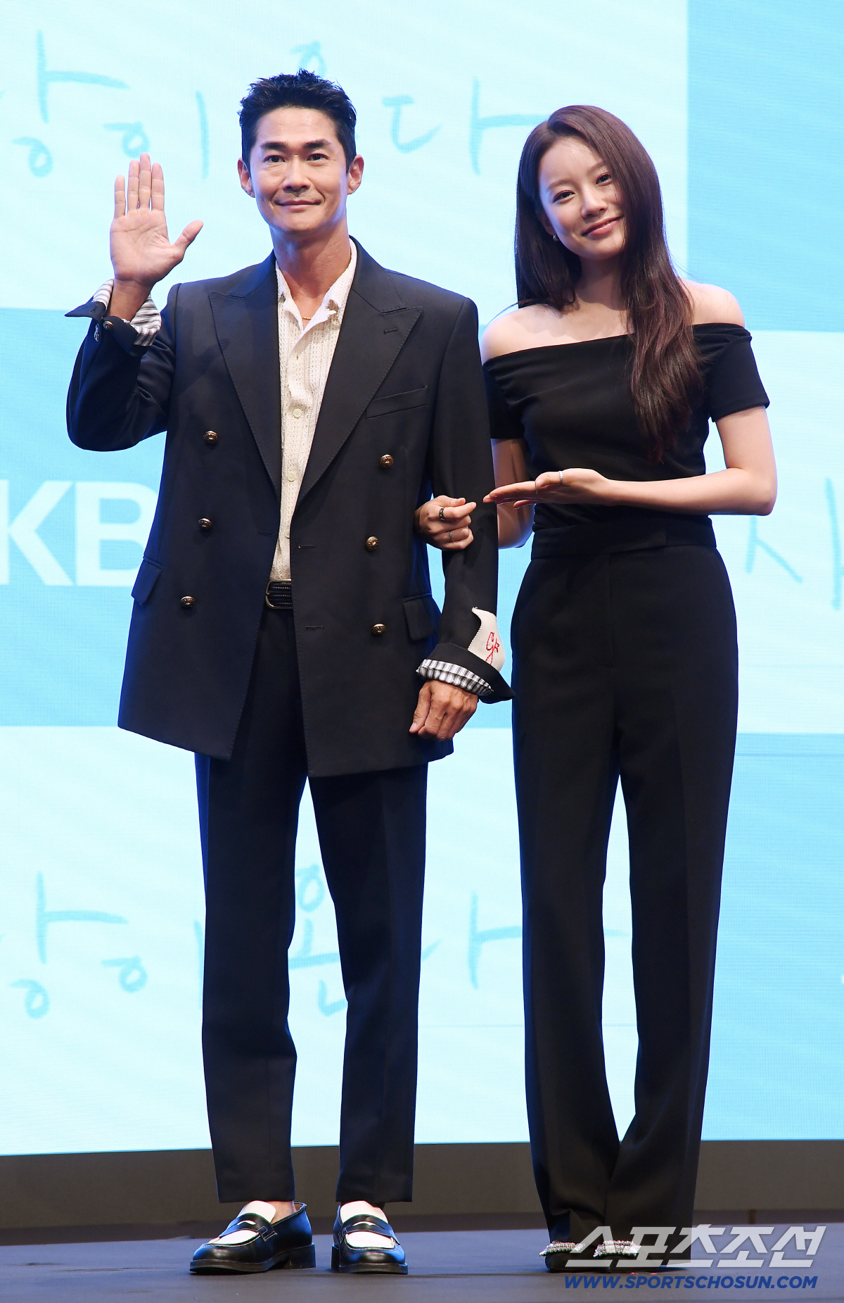 KBS2 주말드라마 '사랑이 온다' 제작발표회가 22일 오후 서울 신도림동 더세인트에서 열렸다. 배우 배정남과 박유나가 함께 포즈 취하고 있다. 정재근 기자 cjg@sportschosun.com/2026.7.22/