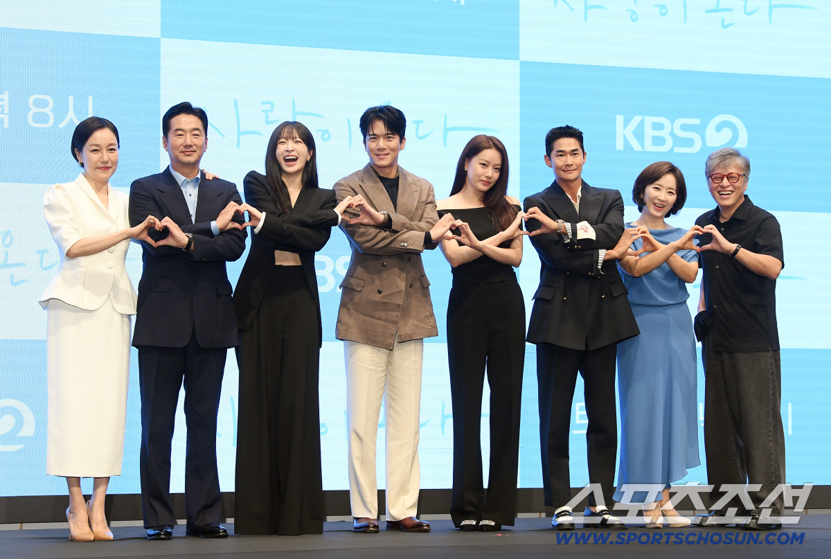 KBS2 주말드라마 '사랑이 온다' 제작발표회가 22일 오후 서울 신도림동 더세인트에서 열렸다. 진경, 류승수, 안희연, 하석진, 박유나, 배정남, 윤유선, 권해효(왼쪽부터)가 함께 포즈 취하고 있다. 정재근 기자 cjg@sportschosun.com/2026.7.22/
