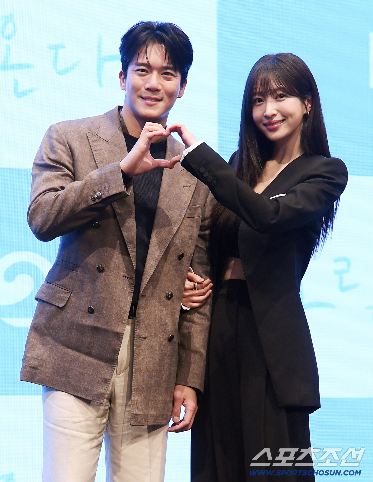 KBS2 주말드라마 '사랑이 온다' 제작발표회가 22일 오후 서울 신도림동 더세인트에서 열렸다. 배우 하석진과 안희연(하니)이 함께 포즈 취하고 있다. 정재근 기자 cjg@sportschosun.com/2026.7.22/