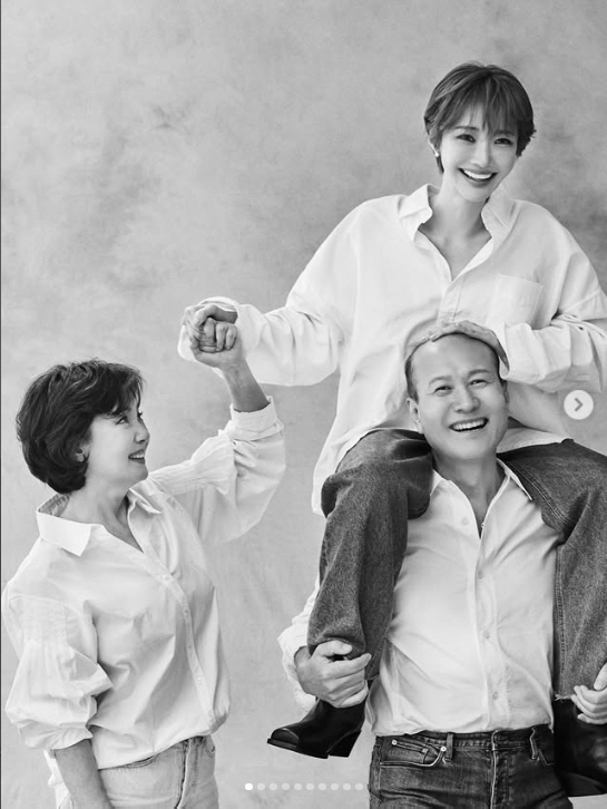 '40-Year-Old' Ko Jun-hee Rides on Her Father's Shoulders, Showing Her Playful Side... 'I Always Love You'