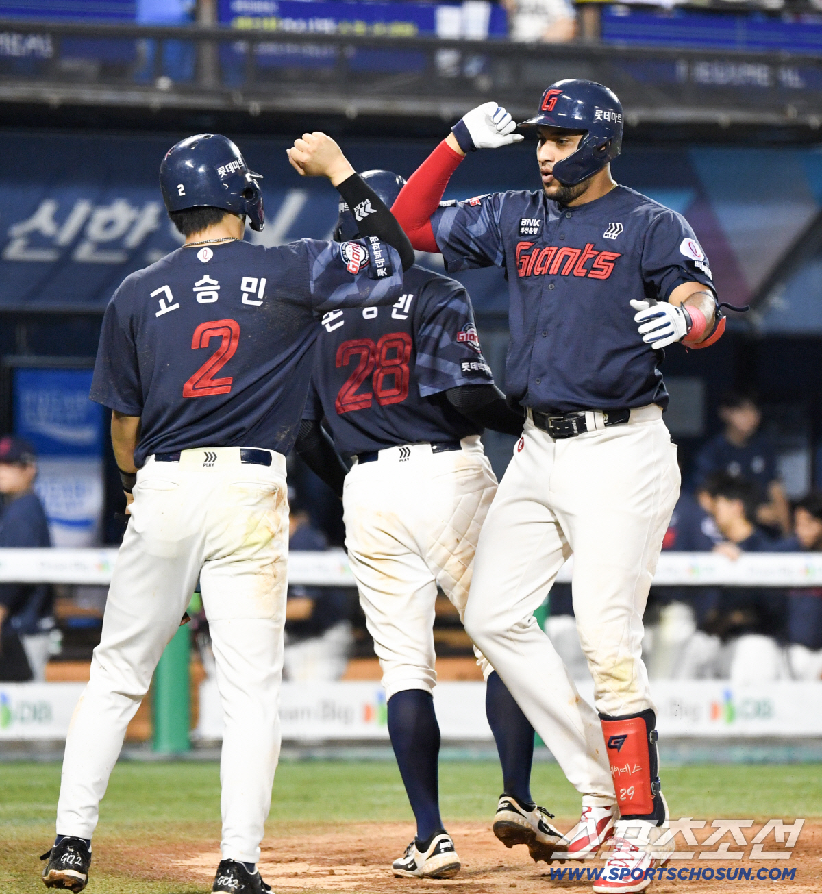 2일 잠실구장에서 열린 두산과 롯데의 경기. 8회초 1사 1,2루 롯데 레이예스가 스리런포를 날린 뒤 환호하고 있다. 잠실=박재만 기자 pjm@sportschosun.com/2026.07.02/