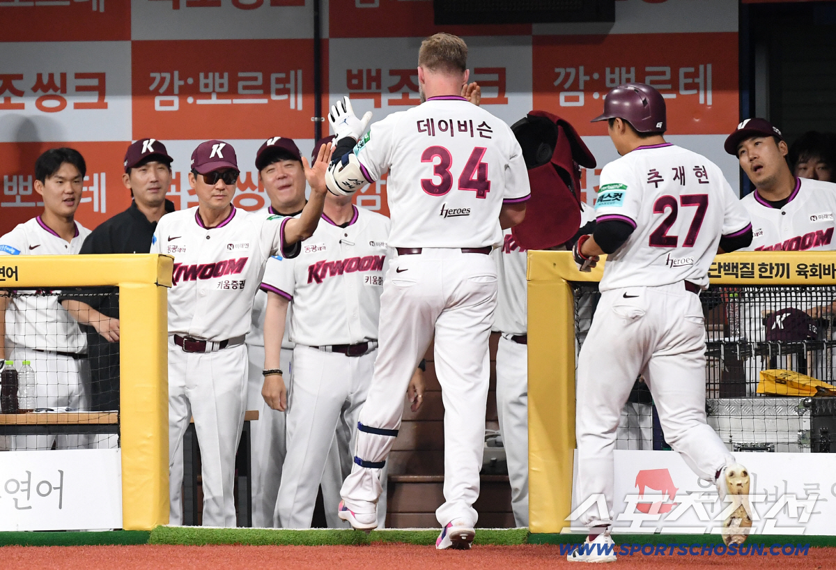 21일 고척돔에서 열린 KBO리그 삼성과 키움의 주중 3연전 첫 번째 경기. 5회말 키움 데이비슨이 투런홈런을 날렸다. 설종진 감독과 하이파이브를 나누고 있는 데이비슨. 고척=송정헌 기자 songs@sportschosun.com/2026.07.21/