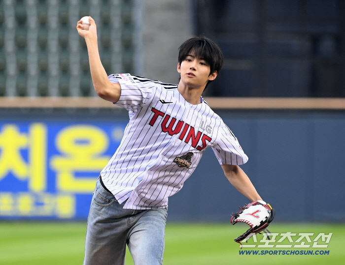 Idit's Jang Yong-hoon Delivers a Powerful First Pitch