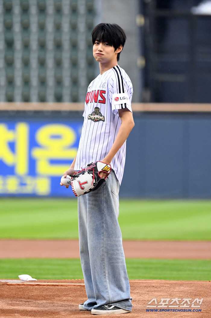 Aidit's Jang Yong-hoon Throws His First Ceremonial Pitch