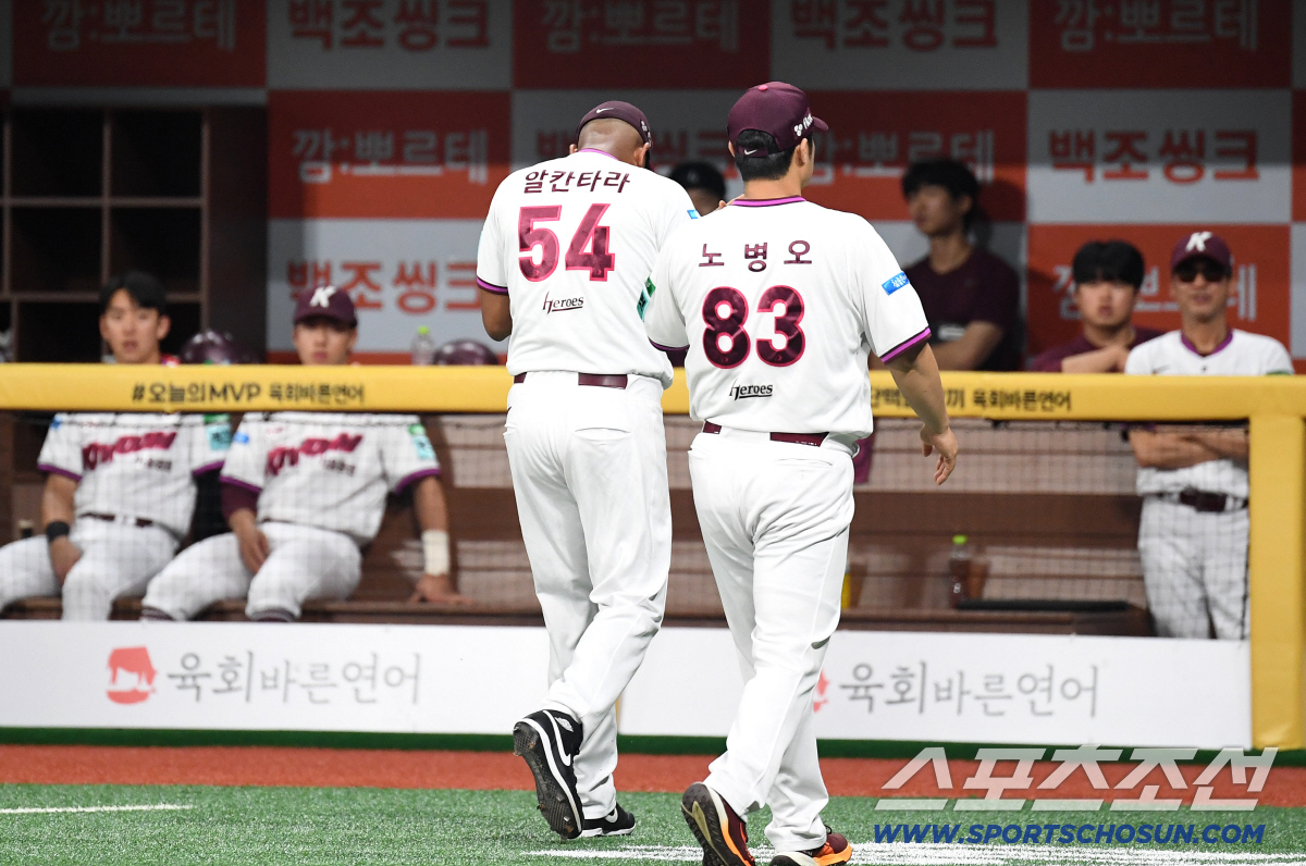 22일 고척돔에서 열린 KBO리그 삼성과 키움의 주중 3연전 두 번째 경기. 5회초 무사 1루. 몸 불편함 호소하며 자진강판하는 키움 알칸타라. 고척=송정헌 기자 songs@sportschosun.com/2026.07.22/