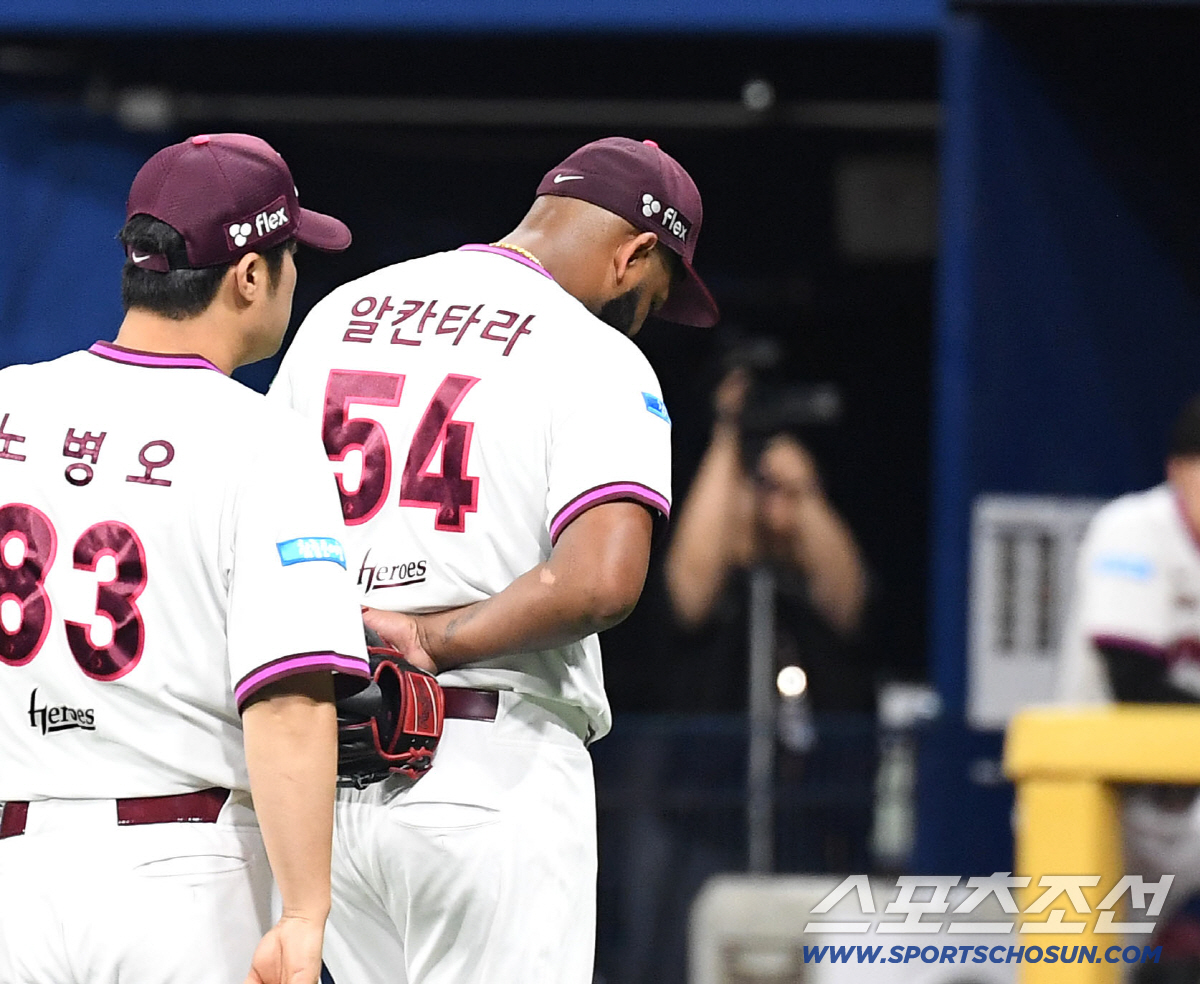 22일 고척돔에서 열린 KBO리그 삼성과 키움의 주중 3연전 두 번째 경기. 5회초 무사 1루. 몸 불편함 호소하며 자진강판하는 키움 알칸타라. 고척=송정헌 기자 songs@sportschosun.com/2026.07.22/