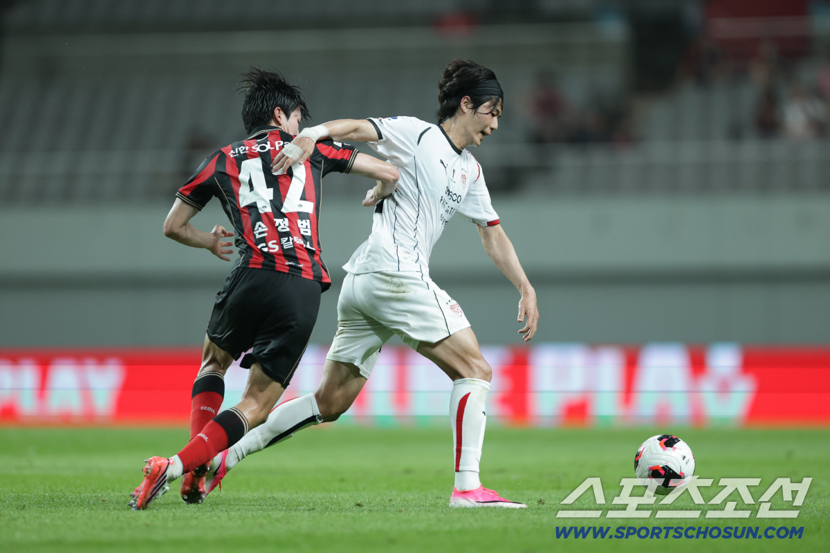 2026.07.22.서울월드컵경기장/ K리그1/ FC서울 vs 포항스틸러스/ 서울 손정범, 포항 기성용/ photo by Kyungtae Kim