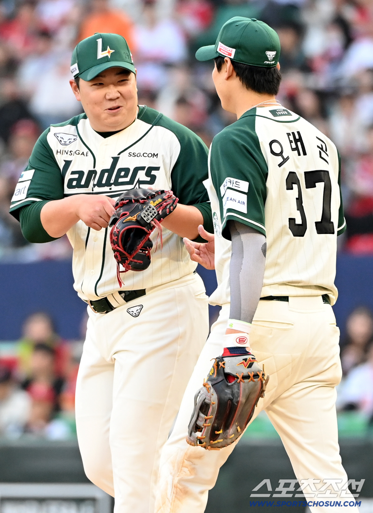 1일 인천SSG랜더스필드에서 열린 롯데와 SSG의 경기. 6회초 1사 1,3루 이로운이 전준우의 타구를 막아내다 글러브가 벗겨졌다. 오태곤이 바닥에 떨어진 글러브를 주워들고 있다. 인천=허상욱 기자 wook@sportschosun.com/2026.05.01/