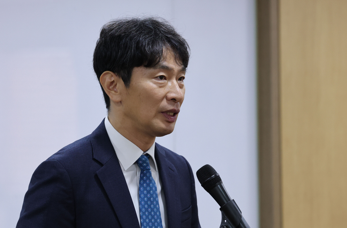 중앙그룹 채권투자 피해자 변호를 맡은 이복현 전 금융감독원장. 사진=연합뉴스