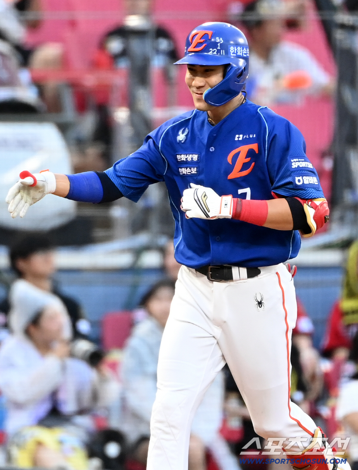 2회초 1사 1,2루 심우준이 3점홈런을 치고 미소를 지으며 홈으로 향하고