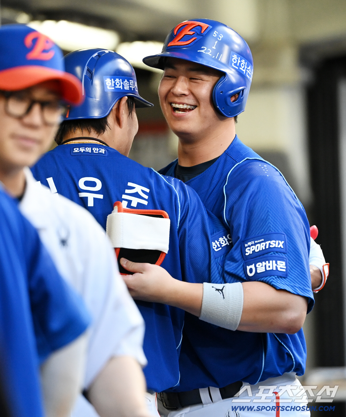 동료들의 환영을 받으며 들어온 심우준을 뜨겁게 안아주고
