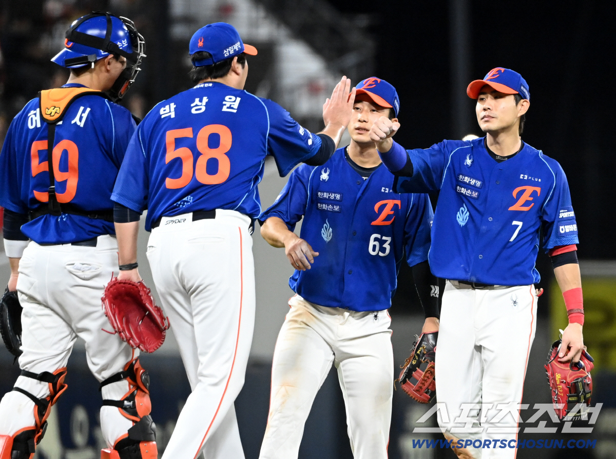 22일 광주KIA챔피언스필드에서 열린 한화와 KIA의 경기. 한화가 7대3으로 승리하며 4연패에서 탈출했다. 경기를 끝낸 후 하이파이브를 하는 한화 선수들의 모습. 광주=허상욱 기자 wook@sportschosun.com/2026.07.22/