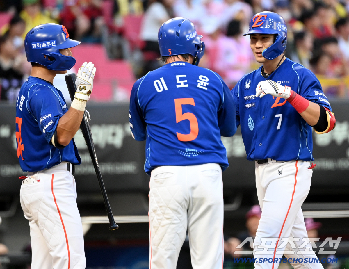 22일 광주KIA챔피언스필드에서 열린 한화와 KIA의 경기. 2회초 1사 1,2루 심우준이 3점홈런을 치고 선행주자들과 기쁨을 나누고 있다. 광주=허상욱 기자 wook@sportschosun.com/2026.07.22/