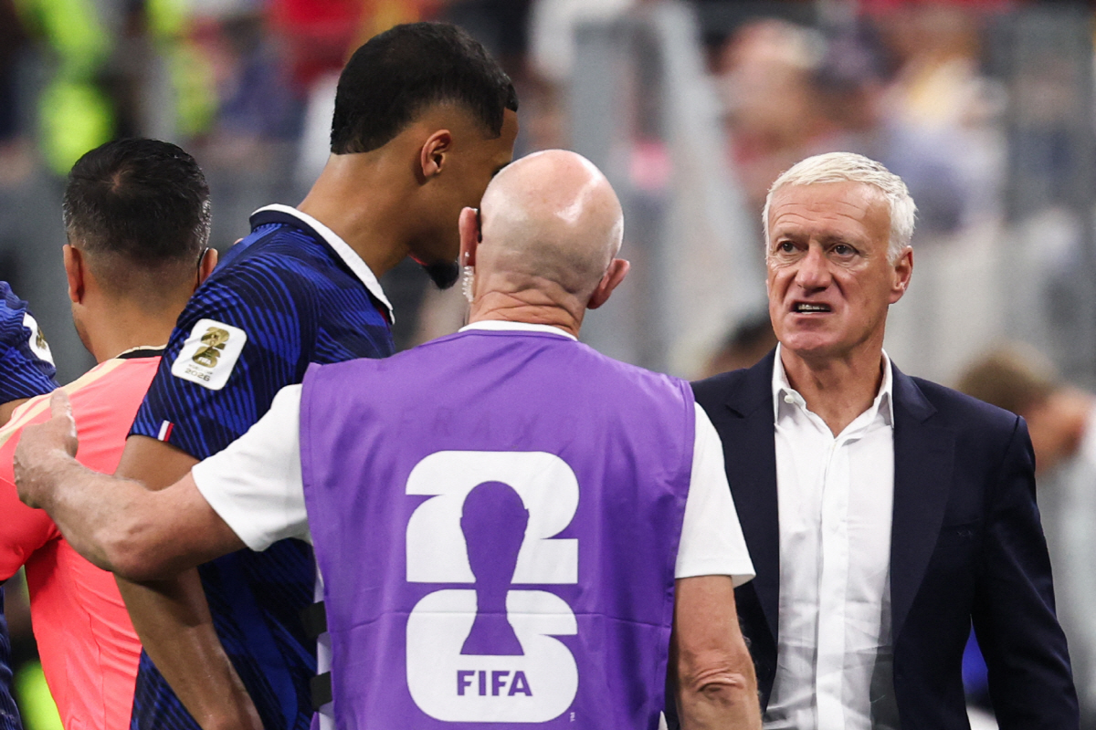 France's head coach Didier Deschamps (R) gestures as defender #17 William Saliba (L) leaves the pitch after an injury during the 2026 World Cup football tournament semi-final match between France and Spain at the Dallas Stadium in Arlington on July 14, 2026. (Photo by FRANCK FIFE / AFP)