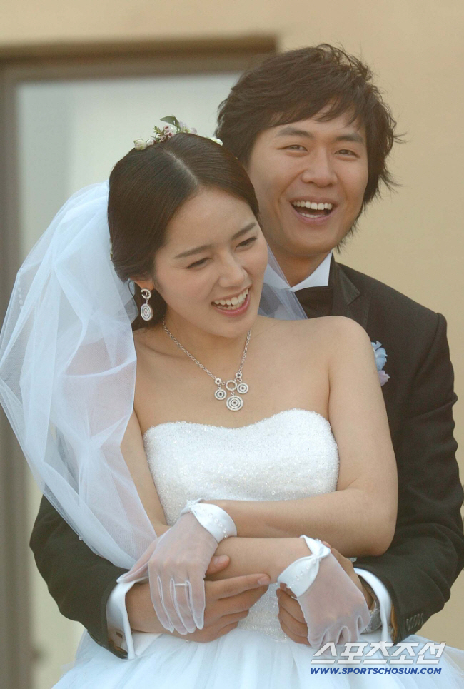 Yeon Jung-hoon and Han Ga-in Turn Out to Be an 'Entertainment Show Sacrifice' Couple... 'Their First Kiss Scene Partners Were Kim Sook and Yoo Jae-suk' ('Problem Child in House')
