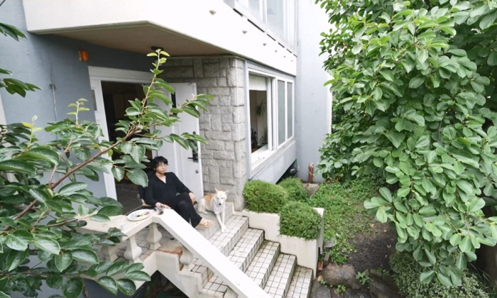 DAWN Says, 'Live With the Soulmate You Fell for at First Sight'... Reveals Two-Story Detached House with a Yard on 'I Live Alone'