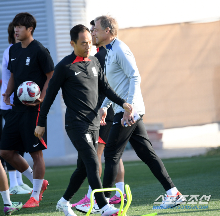 [포토] 클린스만 감독 문선민 컨디션 체크