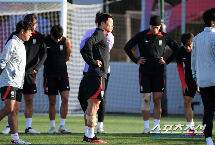 [포토] 황희찬 테이핑 후 훈련