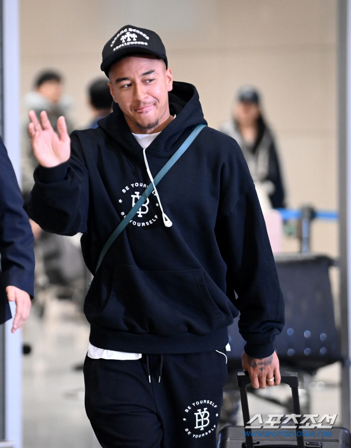 [포토] 팬들에게 인사하는 린가드