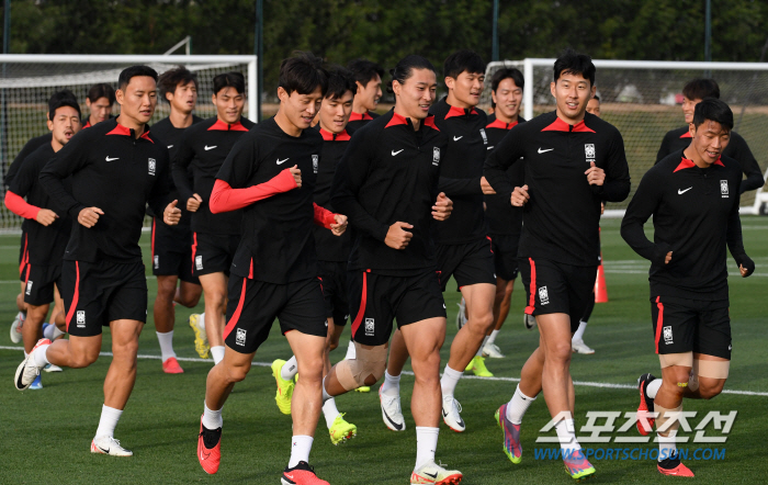 [포토] 주장 손흥민 취재진 향해 인사