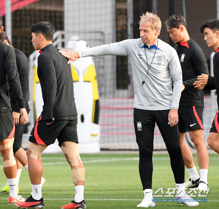 [포토] 클린스만 감독 황희찬 어깨 툭