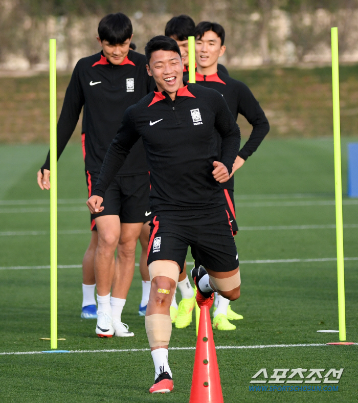 [포토] 황희찬 즐겁게 훈련