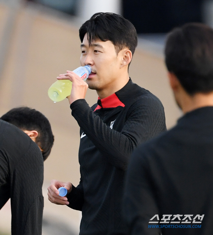 [포토] 손흥민 시원하게 한 모금