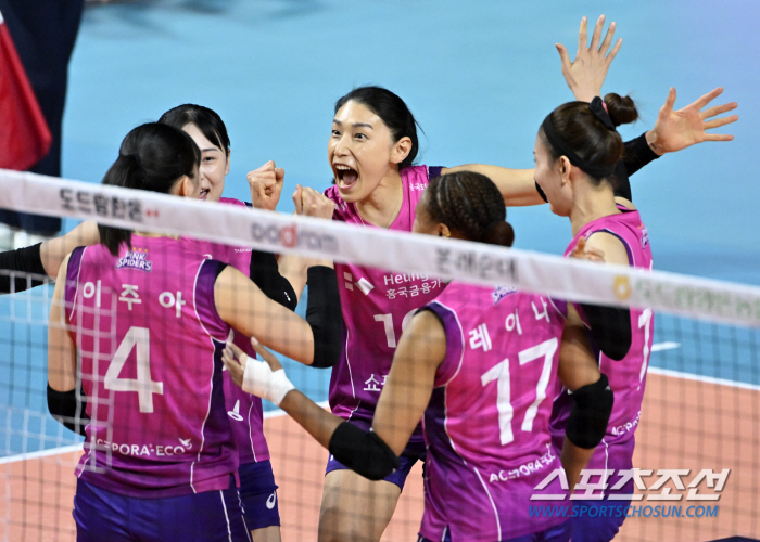 [포토] 김연경, 이주아 득점에 주먹불끈 환호!