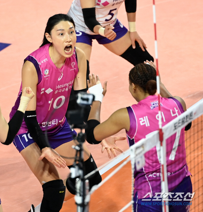 [포토] 김연경, 레이나 보며 격한 환호