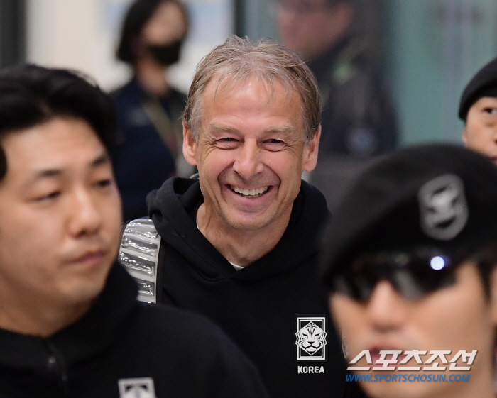 [포토] 클린스만, 보란 듯이 활짝 웃으며 귀국