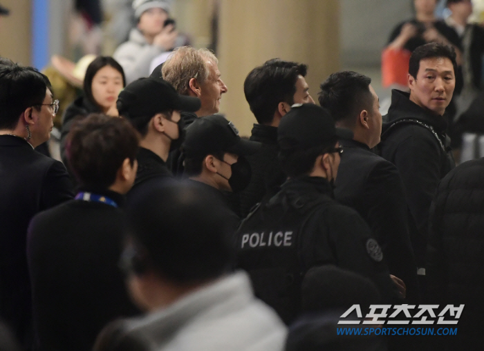 [포토] 밀착 경호 받으며 입국장 나가는 클린스만 감독