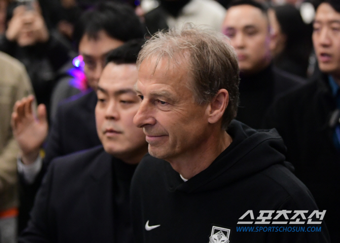 [포토] 밀착 경호 받으며 입국장 나가는 클린스만 감독