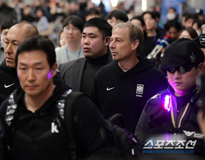 [포토] 밀착 경호 받으며 입국장 나가는 클린스만 감독
