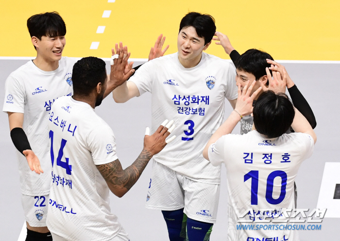 [포토] 삼성화재 풀세트 접전 끝에 기분 좋은 승리